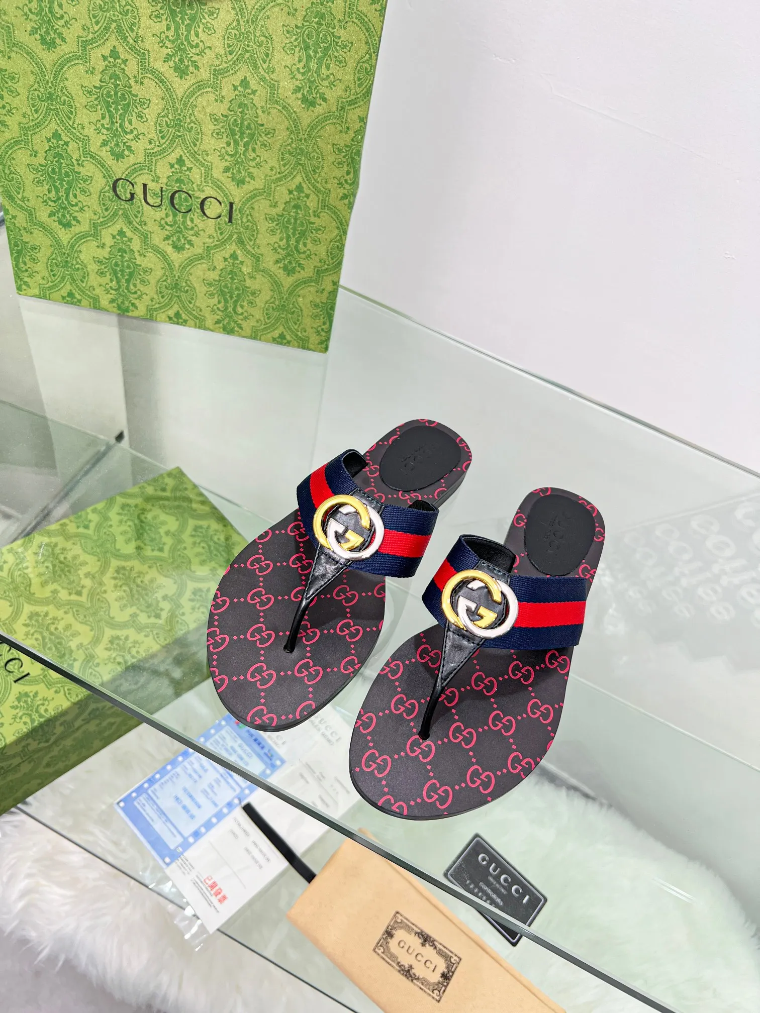 👟👟Ex-factory price 280👟👟 Gucci·Gucci💗 Classic flip-flops.  This is an amazing shoe, a luxury brand loved by celebrities and Internet celebrities😼The original hardware of the counter is gold and silver with double G buckles. 1:1 reproduction purely handmade.  German technology 3D printing logo.  Number of yards 35-45